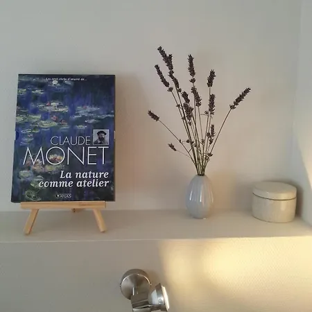 Giverny, Cosy Au Apartment *